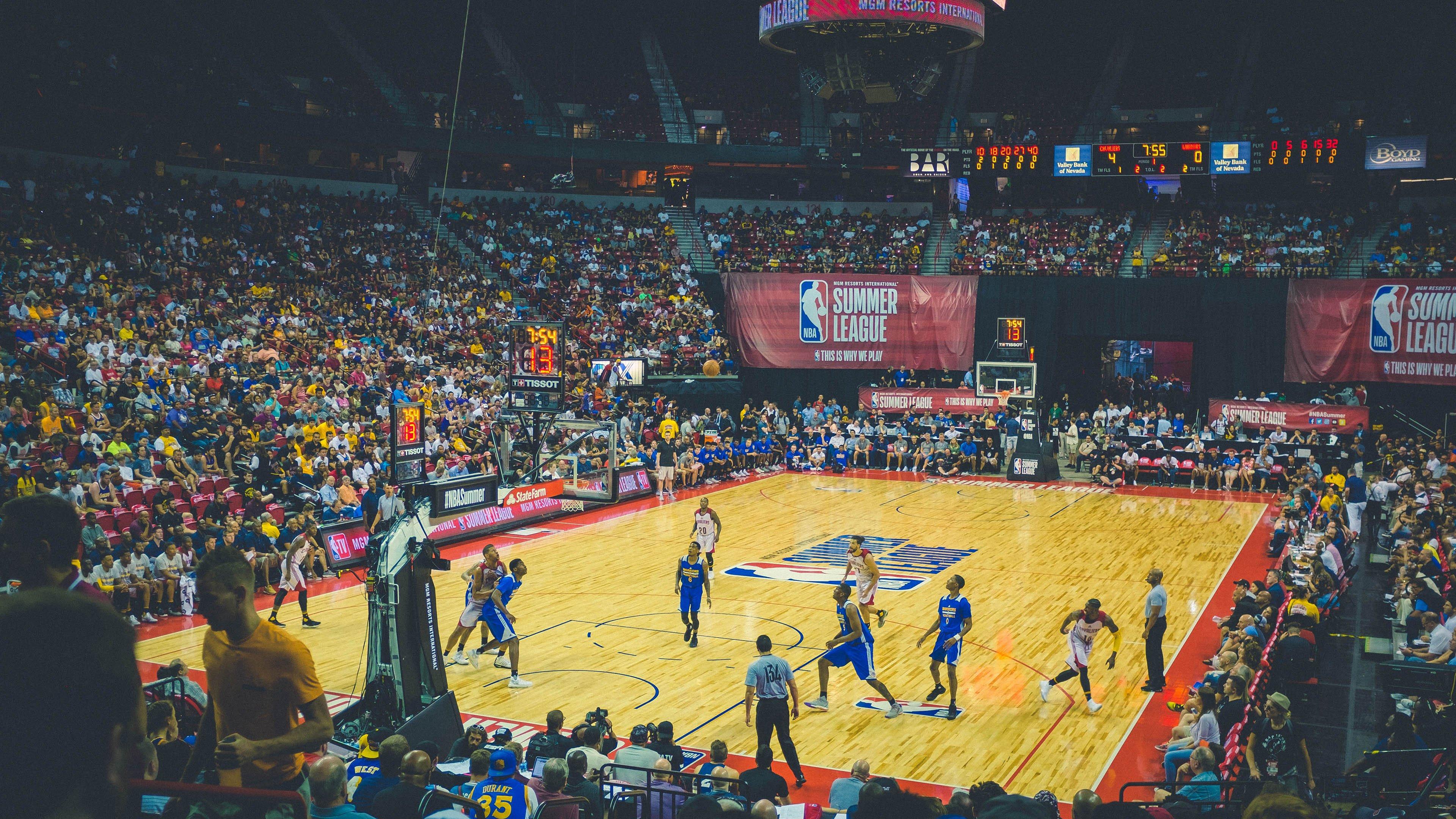 美媒都无语了，库里这么被撞被打都不犯规吗？