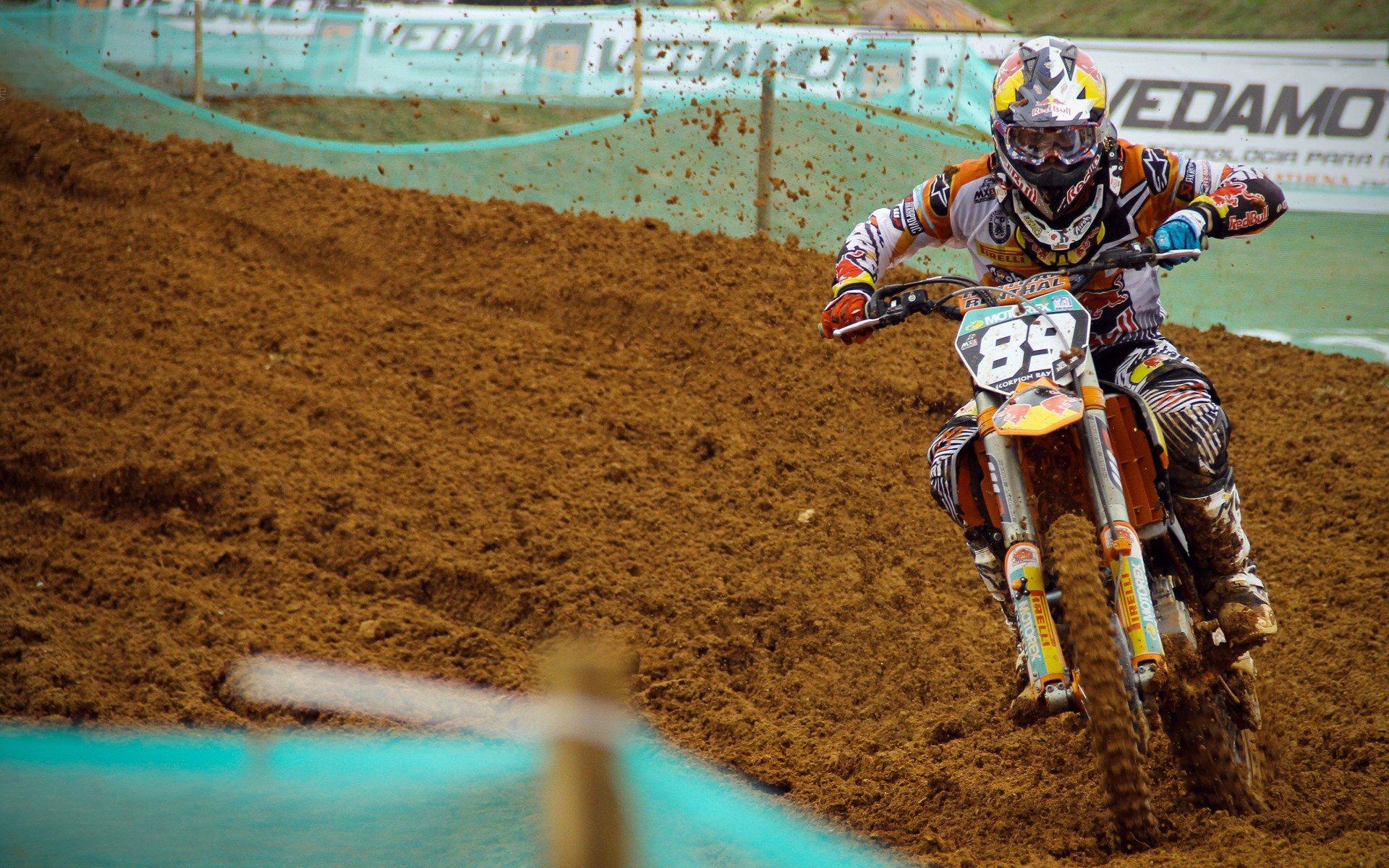 篮球风云，比克斯塔夫的感恩之旅与尼克斯的坚韧征程