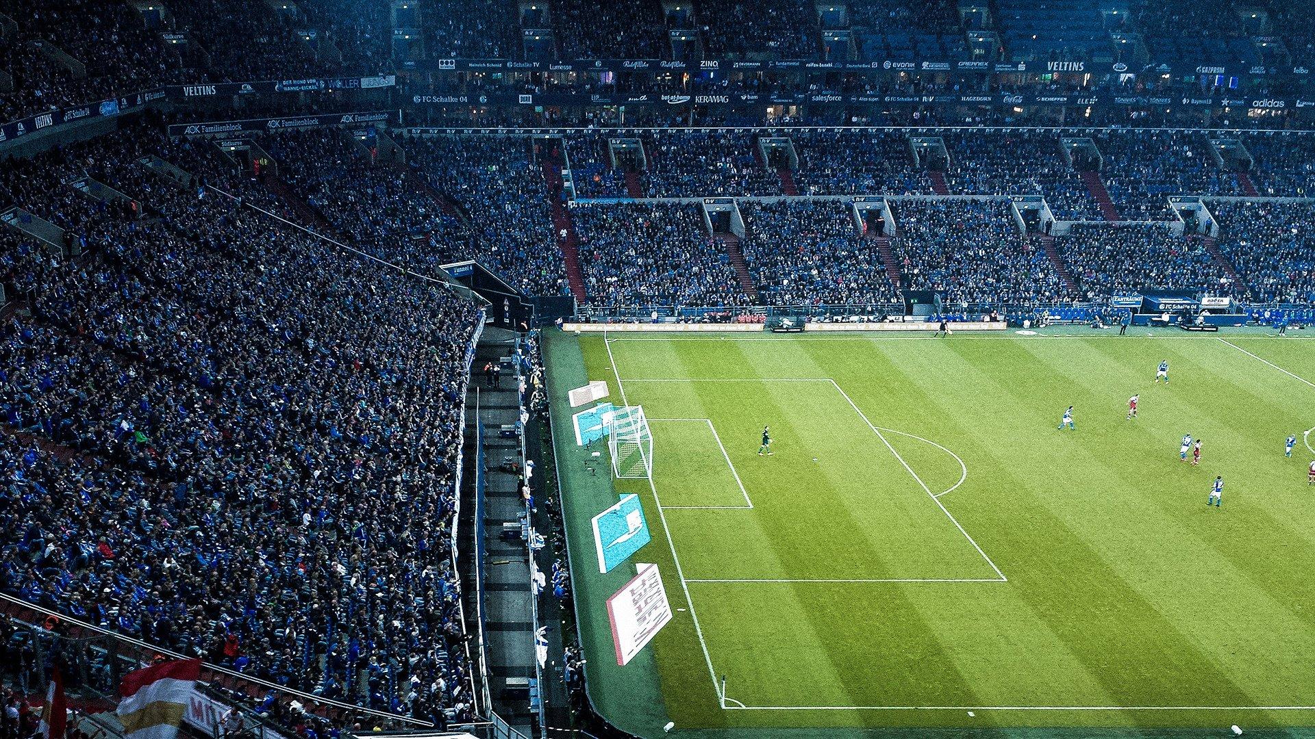 欧冠史诗级对决！国际米兰与巴萨激战演绎9次比分逆转，历史并列第二惊魂剧本