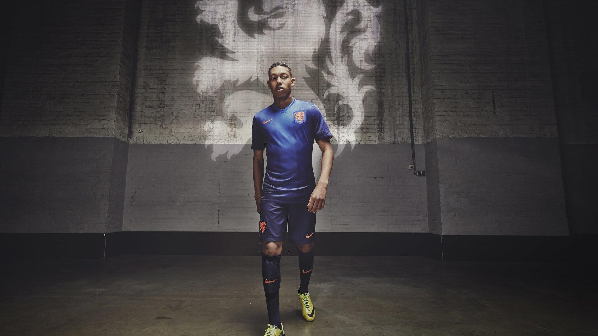 上海申花主场迎战青岛西海岸，中超联赛激战正酣